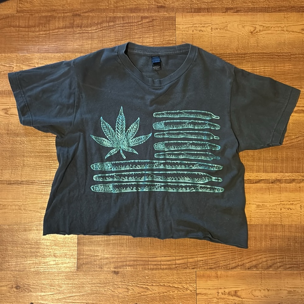 Cropped cannabis tee🌱